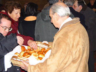 altra foto della distribuzione dei pani benedetti foto6
