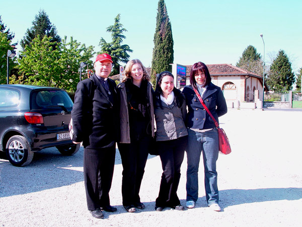 Foto 6: P. Lucio e le insegnanti, Cristiana, Giulia ed Elisabetta foto6