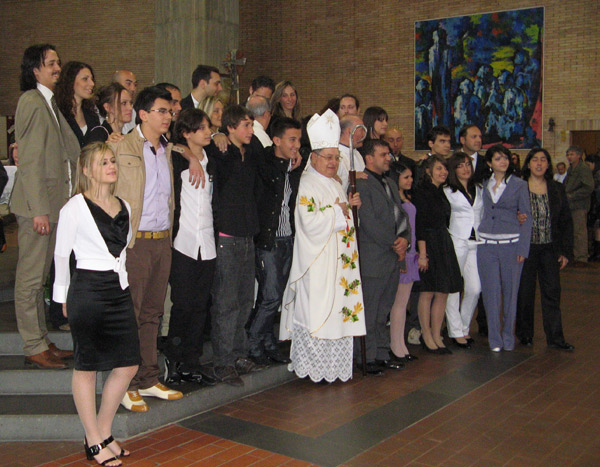 foto di gruppo dei Cresimati con Mons. Bertello cresime