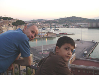 foto di Paolo e Emanuele davanti al porto di Ancona