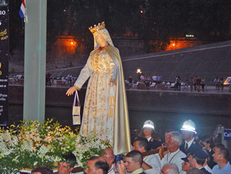 attracco della statua della madonna