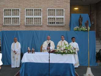 l'altare e i celebranti foto 3