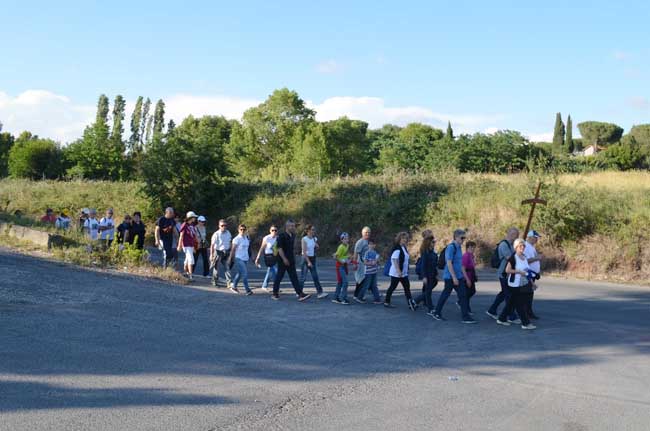 pellegrini a piedi foto 1