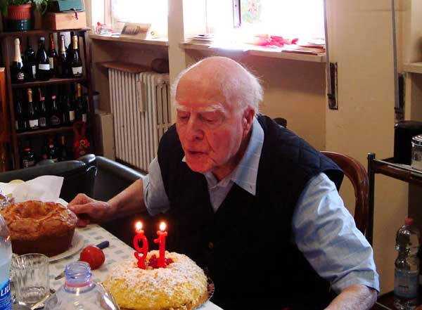 P. Giovanni con la torta di compleanno giovanni