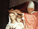 foto del papa Giovanni Paolo secondo che incorona la statua della Madonna