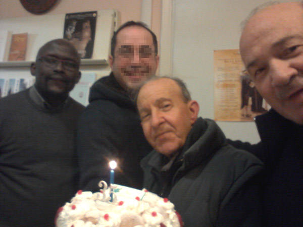 Padre Luca Sciarelli con la torta e i confratelli foto 1