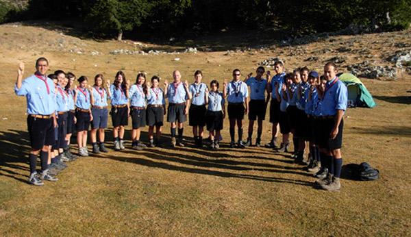 foto di gruppo del clan scout che recita la promessa